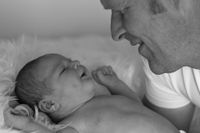 Newbornfoto met vader en zoon tijdens fotoshoot in Friesland.