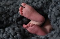 Newbornfoto van voetjes tijdens een fotoshoot van pasgeboren baby. Fotograaf Friesland