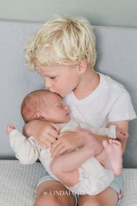 Newbornfotoshoot broertjes, Newbornfotograaf Friesland