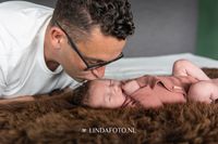 Newbornfotograaf Friesland - Vader dochter - fotoshoot Grou - newbornfotoshoot - lindafoto.nl