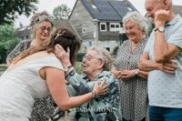 Trouwfotograaf Friesland - oma van de bruid - emoties - belangrijke personen op je trouwdag - fotograaf lindafoto.nl