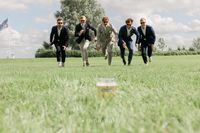 Rennen voor bier - trouwen op de pollepleats - trouwfotograaf lindafoto.nl