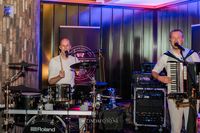 Band Van Geeft'M - feest op bruiloft - trouwfotograaf Friesland - lindafoto.nl