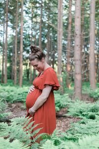 Zwangerschapsfotografie tijdens zonsondergang in friesland